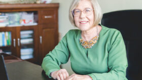 Barbara Nowak przy biurku