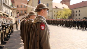 Uczniowie klas mundurowych zgromadzeni na Wawelu