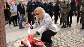 Barbara Nowak składa kwiaty pod pomnikiem Piłsudskiego