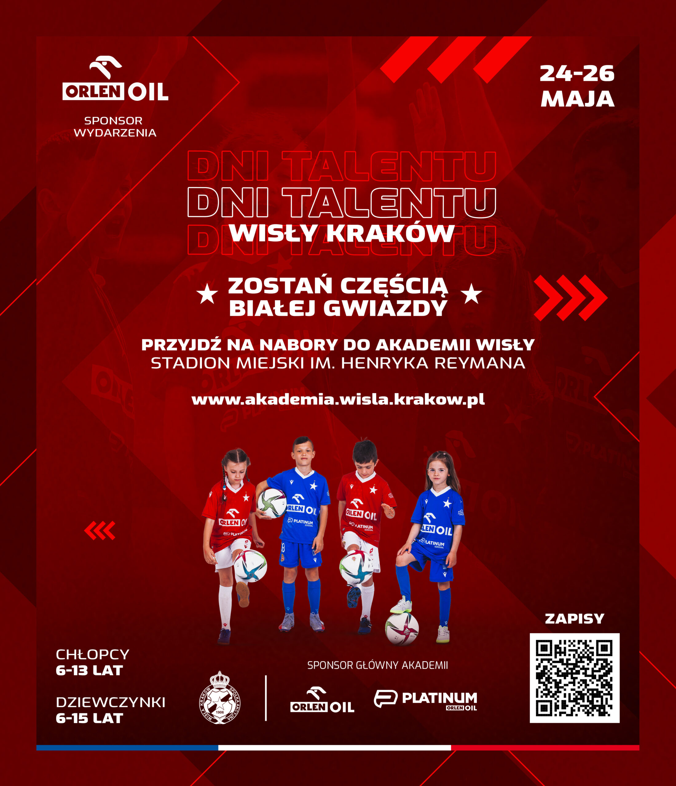 Dzieci w strojach sportowych na tle baneru Dni talentu Wisły Kraków
