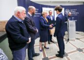 Barbara Nowak gratuluje laureatowi poprzez uścisk dłoni