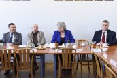 Za stołem, pośród trójki działaczy ZNP – siedzi p.o. Małopolskiego Kuratora Oświaty – dr Gabriela Olszowska, która bierze głos w dyskusji.