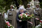 Małopolski Kurator Oświaty dr Gabriela Olszowska składająca kwiaty.