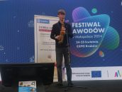 Mężczyzna grający na instrumencie podczas EXPO Kraków.