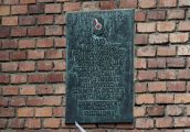 Tablica upamiętniająca nauczycieli, profesorów i działaczy oświatowych, którzy zginęli w obozach hitlerowskich.