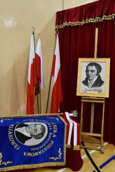 Sztandar wraz z flagami oraz sylwetka Kazimierza Brodzińskiego