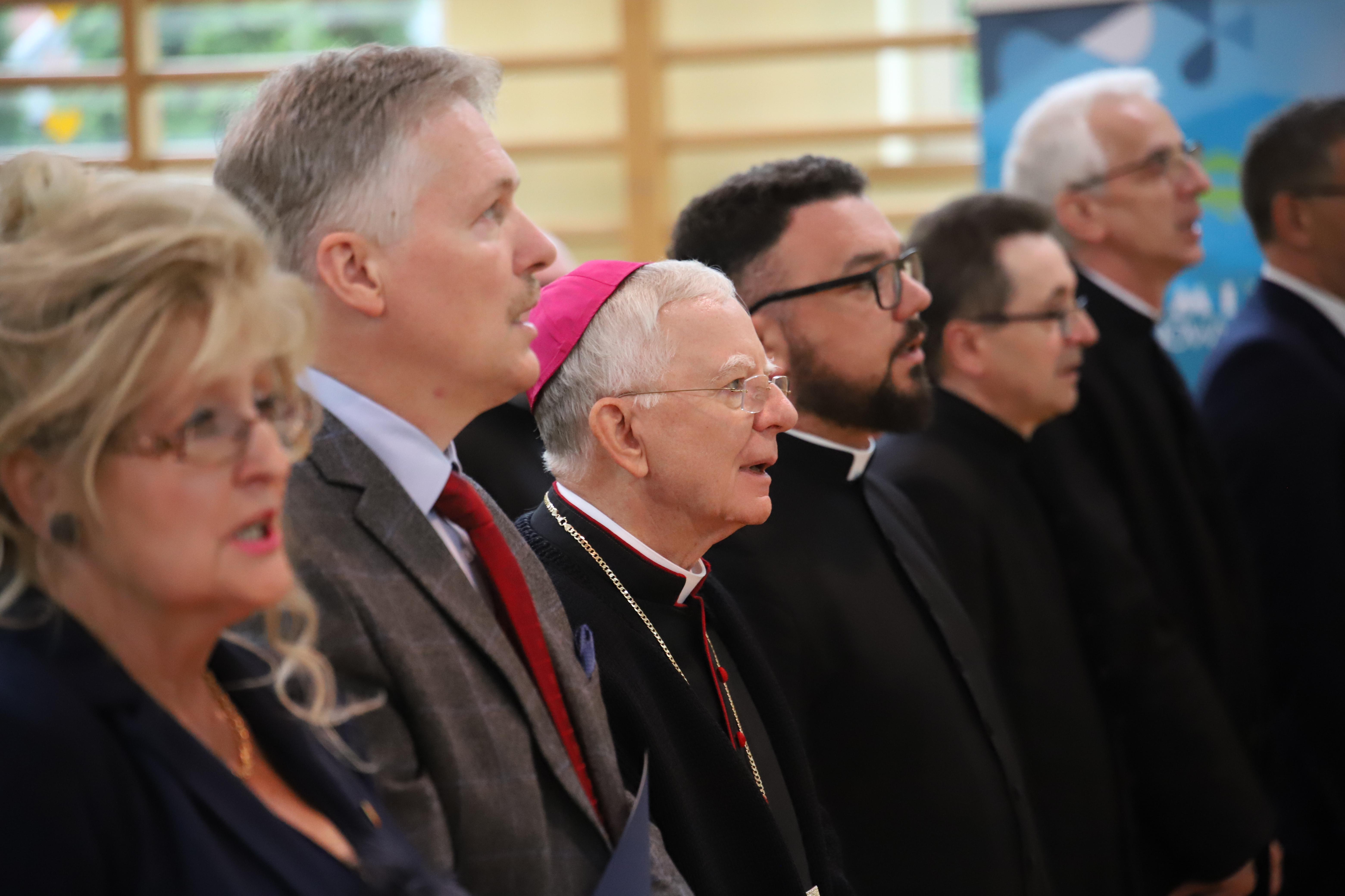 Uroczystość nadania imienia Świętego Jana Pawła II oraz poświęcenia i przekazania sztandaru Szkole Podstawowej w Obidowej z udziałem I Małopolskiego Wicekuratora Oświaty Artura Paska