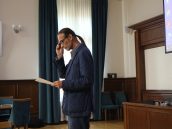 Dr Jakub Kołodziejczyk podczas zapowiadania jednego z prelegentów