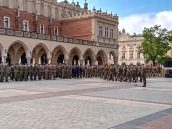Oddziały wojska na krakowskim rynku.