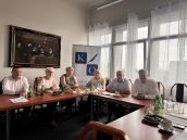Kierownictwo Kuratorium Oświaty w Krakowie wraz z przedstawicielami związków zawodowych podczas spotkania.