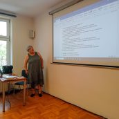 Małopolska Kurator Oświaty dr Gabriela Olszowska omawia prezentację