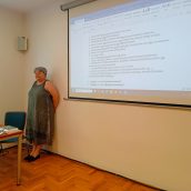 Małopolska Kurator Oświaty dr Gabriela Olszowska zadaje pytania uczestnikom szkolenia
