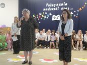 Małopolska Kurator Oświaty oraz Dyrektorka szkoły w trakcie swoich wystąpień