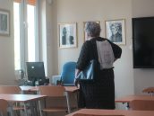 Małopolska Kurator Oświaty, dr Gabriela Olszowska podczas oglądania sal lekcyjnych szkoły