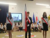 Młodzież trzymająca w ręku flagę Polski