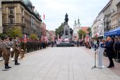 Wojewoda Małopolski Krzysztof Jan Klęczar przemawia podczas uroczystości. Z uwagą słuchają go zgromadzeni goście oraz wojskowi.