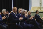 I Małopolski Wicekurator Oświaty Artur Pasek oraz inni zebrani goście oklaskujący wydarzenia podczas uroczystości