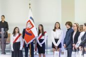 Sztandar Uczelni trzymany przez studentów podczas uroczystej Inauguracji Roku Akademickiego