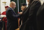 Wojewoda Małopolski Krzysztof Jak Klęczar odznaczający osoby medalami