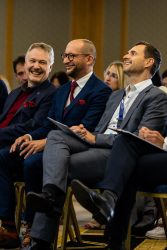 Wicekurator Artur Pasek w trakcie konferencji z innymi gośćmi wydarzenia.