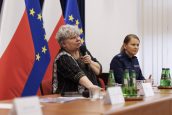 Małopolska Kurator Oświaty dr Gabriela Olszowska w trakcie swojego wystąpienia, w dalszym planie przedstawicielka policji.