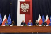 Wszystkie osoby zabierające głos podczas konferencji na temat przemocy wobec dzieci.