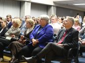 Małopolska Kurator Oświaty dr Gabriela Olszowska oraz I Małopolski Wicekurator Oświaty Artur Pasek siedzący w pierwszym rzędzie w trakcie trwania uroczystości
