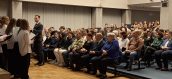 Wojewoda Małopolski oraz Małopolska Kurator Oświaty oglądający wydarzenia sceniczne