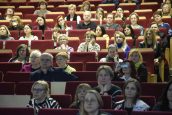 Widok centralnej części sali, gdzie zasiadali goście konferencji.