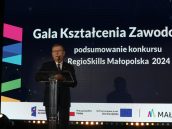 Wicemarszałek Witold Kozłowski w trakcie swojego wystąpienia przed główną częścią uroczystości.