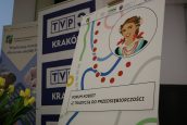 Logo informujące o ówczesnym wydarzeniu, w tle logo partnera wydarzenia - TVP 3 Kraków.