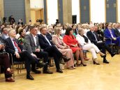 I Małopolski Wicekurator Oświaty Artur Pasek oraz inni kuratorzy, siedzący w sali, gdzie odbywała się uroczystość, słuchający wystąpienia ministry edukacji.