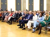 Widok pierwszych rzędów, gdzie zasiedli kuratorzy oświaty oraz ministra edukacji Barbara Nowacka. Po lewej stronie Małopolski Wicekurator Oświaty Artur Pasek.