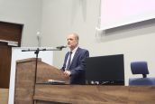 Prowadzący wydarzenie witający wszystkich gości i objaśniający ze sceny zasady konkursu.