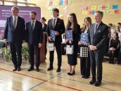Prezydent Miasta Krakowa oraz Małopolski Wicekurator Oświaty, a także nagrodzeni uczniowie z nagrodami w trakcie wspólnego zdjęcia po wręczeniu upominków.