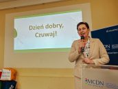 II Małopolska Wicekurator Oświaty Katarzyna Mitka w trakcie swojego wystąpienia w ramach konferencji Harcerska Szkoła, za nią wyświetlony napis „Dzień dobry, Czuwaj!”.