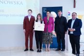 II Małopolska Wicekurator Oświaty wraz z nagrodzoną osobą podczas wspólnego, pamiątkowego zdjęcia.
