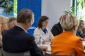 Wiceprezydentka Krakowa Maria Klaman w trakcie notowania swoich uwag w trakcie wydarzenia.