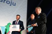 Marszałek oraz Wicekurator rozdający nagrody rzeczowe uczestnikom w trakcie wydarzenia.