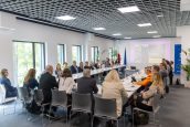 Widok ogólny sali wraz z uczestnikami, gdzie odbywała się uroczystość, na bliższym planie tyłem siedzi Małopolski Wicekurator Oświaty.