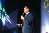 Marszałek Województwa Małopolskiego Łukasz Smółka w trakcie swojego wystąpienia na scenie przed rozdaniem głównych nagród w konkursie.