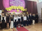 Występ artystyczny młodzieży szkolnej z Olkusza w trakcie trwania zakończenia roku.