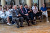 I Małopolski Wicekurator Oświaty Artur Pasek wraz z innymi zaproszonymi gośćmi siedzi na widowni i obserwuje wydarzenia na scenie w trakcie Dnia Polskiego.