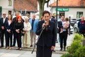 II Małopolska Wicekurator Oświaty Katarzyna Mitka stoi przed mikrofonem, zwracając się do zgromadzonych osób. Za nią stoją zebrani goście.