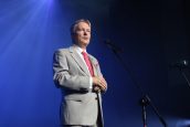 I Małopolski Wicekurator Oświaty Artur Pasek w trakcie swojego wystąpienia na scenie, w ramach Rozpoczęcia Roku.