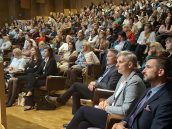 W pierwszym rzędzie siedzą prelegenci, w tym I Małopolski Wicekurator Oświaty, dalej zaproszeni goście, słuchający wykładu.
