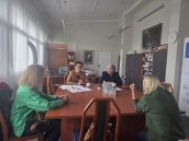 Małopolscy Kuratorzy Oświaty w trakcie konferencji prasowej zorganizowanej w siedzibie Kuratorium, odpowiadają na pytania zadawane przed dwójkę dziennikarzy, siedząc przy stole. Na nim mikrofon.