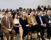 II Małopolska Wicekurator Oświaty, dyrektorka Szkoły oraz inni zaproszeni goście siedzą w pierwszych rzędach w sali. Za nimi m.in uczniowie oraz rodzice.