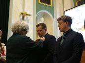 Małopolska Kurator Oświaty dr Gabriela Olszowska wręcza medale Komisji Edukacji Narodowej wyróżnionym osobom.