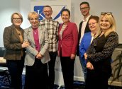 Zdjęcie grupowe członków zespołu do spraw wspierania edukacji.